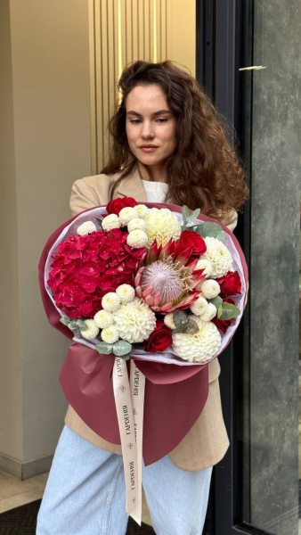 Букет з гортензій. протеї, троянд, жоржин та сантіні