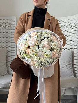 Букет з білих півоній, гортензії та хризантем у білому пакуванні