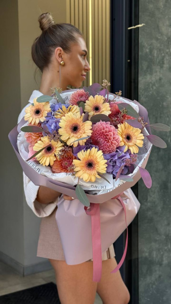 Букет з гортензій, жоржин, гербер та евкаліпту