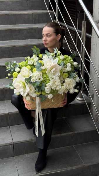 Композиція з гортензій Cannonball, хризантем Fontina, еустоми Rosita White, троянд Playa Blanka, амарилісу Arctic та еустоми 