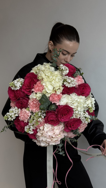 Букет з гортензії, малинових троянд та білого бузку