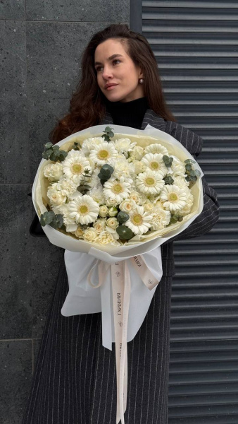 Букет з троянд Snowy Blossoms, гербер Albino, гвоздик Moonlight, хризантем Baltika, евкаліпту та фісташки