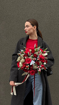 Букет з троянд Red Piano, троянд Rodos, засніжених тюльпанів та скімії