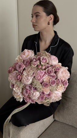 Букет з рожевих півоній, кущових троянд та озотамнуса