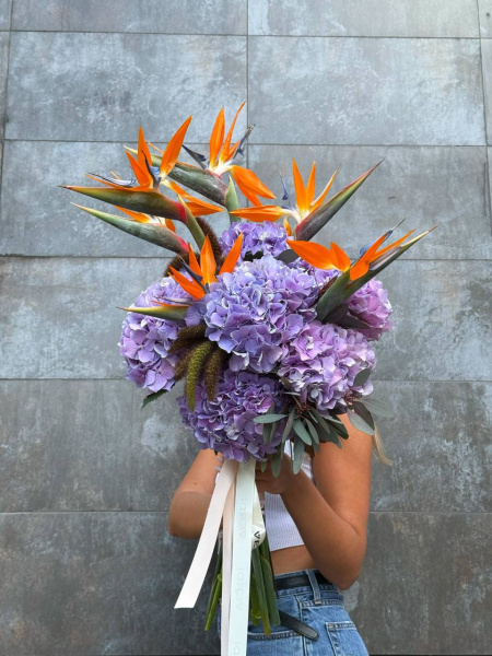 Букет з гортензій, стриліції та евкаліпту 