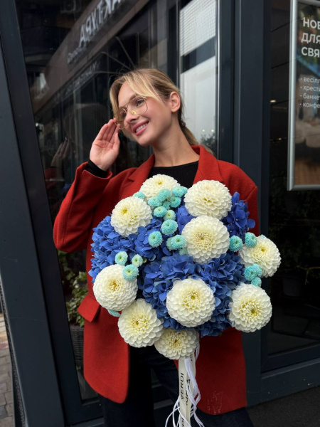 Букет з гортензій, жоржин та сантіні