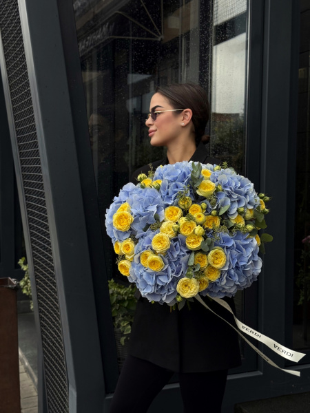 Букет з гортензій, кущової троянди та евкаліпту