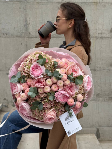 Букет з гортензій Vienna, ранункулюсів Rose Super, троянд Pink O`Hara, хризантеми Newton та евкаліпту 