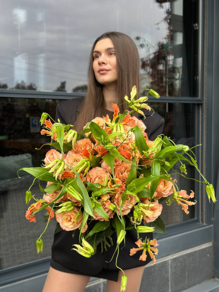 Букет з троянд Shimmer та глоріози Exotic Orange