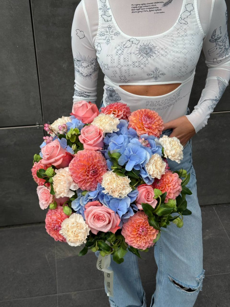 Букет з гортензій, жоржин, гвоздик та троянд 