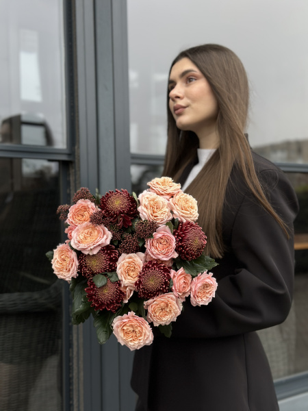 Букет з троянд Julietta, хризантем Bigoudi Red та скімії