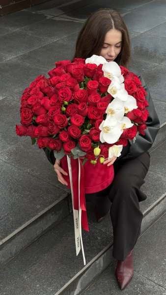 Коробка з червоних троянд та білої орхідеї фаленопсис