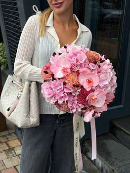 Букет з гортензій, жоржин, орхідей та родовика