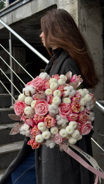 Букет з бавовни, троянд Frost Sophy, тюльпанів Dabl Frost, хризантеми  Newton та скімії