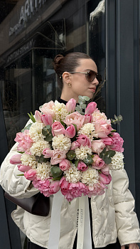 Букет з рожевих тюльпанів, троянд та білих гіацинтів з евкаліптом