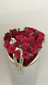 Коробка у формі серця з червоних троянд та евкаліпту