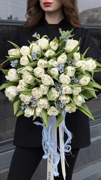 Букет з білих півонієподібних тюльпанів та блакитного оксипеталуму