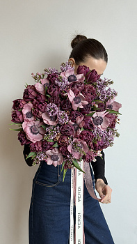 Букет з пурпурових тюльпанів, анемонів та бузку