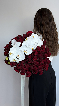 Букет з темно-червоних троянд та білих орхідей фаленопсис