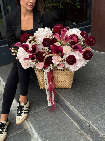 Композиція з гортензій, жоржин, кал, гвоздик та вакси