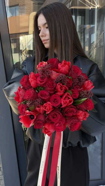 Букет з червоних троянд, тюльпанів та анемони зі скімією