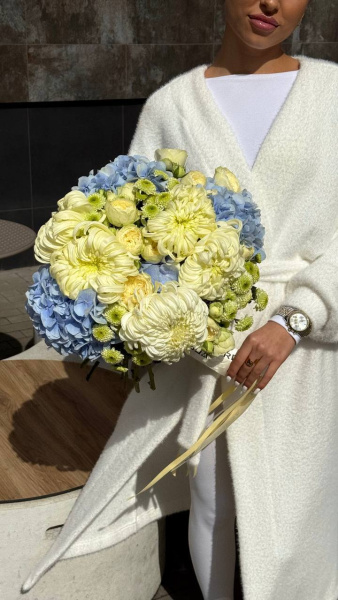 Букет з гортензій, хризантем, троянд та сантіні