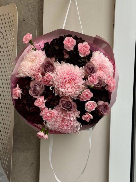 Букет з гортензій Magical Rubyred, троянд Memory Lane, хризантем Tutu та гвоздики Athena 