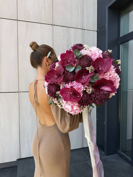 Букет з гортензій, хризантем, орхідей, вакси та евкаліпту 