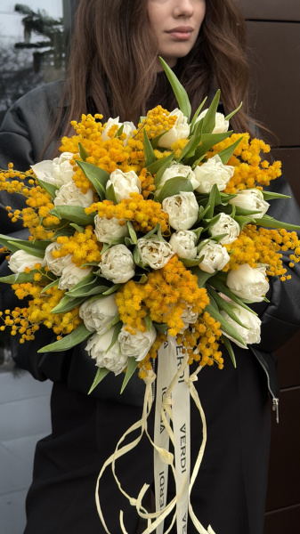 Букет з білих півонієподібних тюльпанів та жовтої мімози
