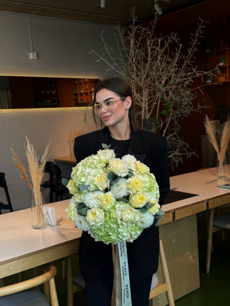 Букет з гортензій, троянд, жоржин, гвоздик та евкаліпту 