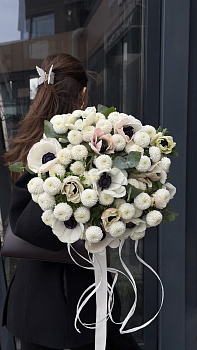 Букет з білих анемон та кулястих хризантем з евкаліптом