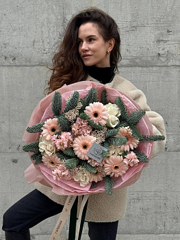 Букет з гербер Marakon, озатамнусу TAL Pink, матіоли Apricot, троянд Cotton Xpression та ялинки Nobilis