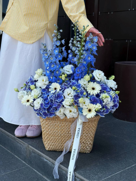 Композиція з гортензій, гербер, еустом та дельфініума 