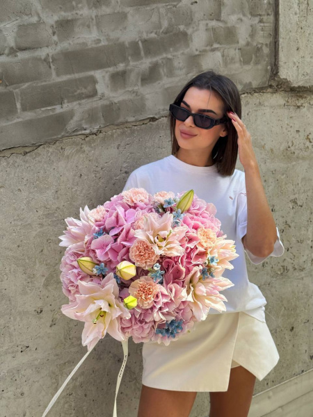 Букет з гортензій, лілій, гвоздик та оксипеталуму 