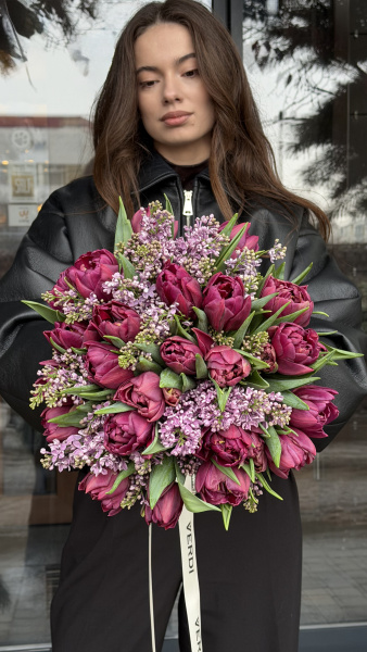 Букет з фіолетових піоноподібних тюльпанів та бузку