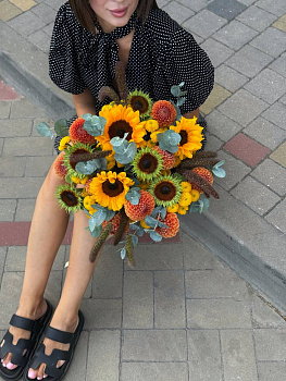 Букет з соняхів, жоржин, сантіні та евкаліпту 