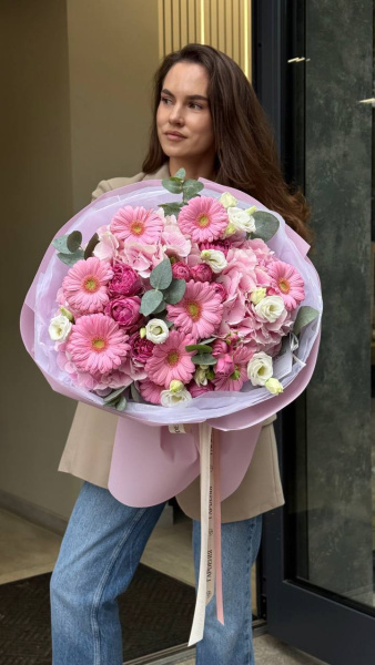 Букет з гортензій, гербер, троянд, еустоми та евкаліпту