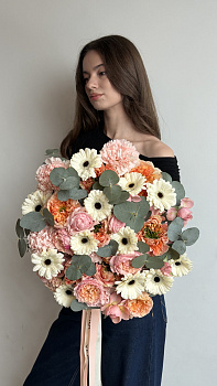 Букет з білих гербер, персикових троянд та евкаліпту