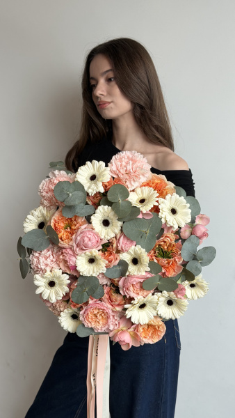 Букет з білих гербер, персикових троянд та евкаліпту