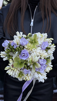 Букет з бузкової еустоми, білого гіацинту та морозника