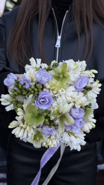 Букет з бузкової еустоми, білого гіацинту та морозника