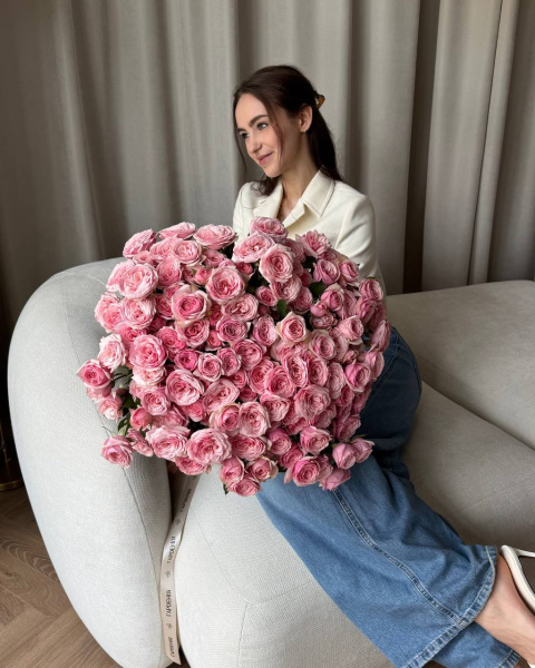 Букет з ніжно-рожевих кущових троянд півонієподібної форми