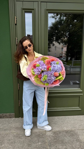 Букет з гортензій, жоржин, молюцели та антуріума 