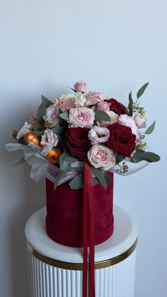 Композиція у велюровій коробці з рожевих та червоних троянд, еустоми та ігристого вина