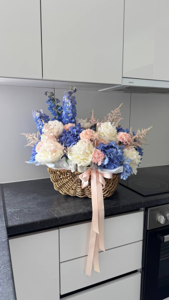 Композиція з півоній, гортензій, дельфініума та гвоздики