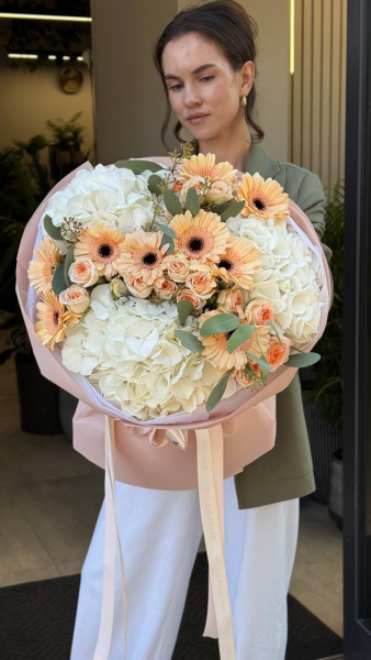 Букет з гортензій, гербер, троянд та евкаліпту 