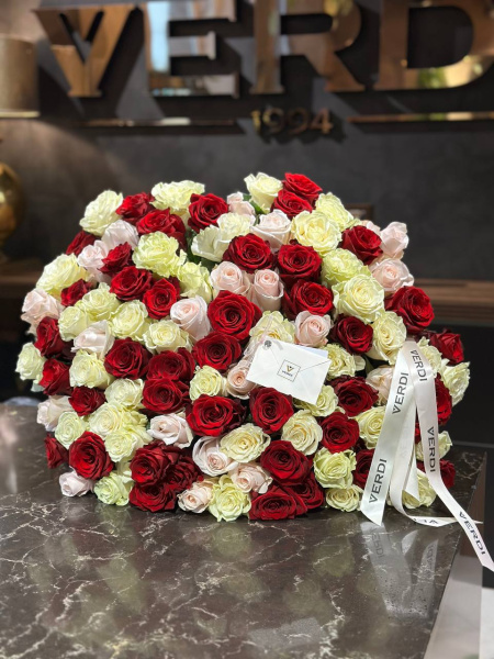 Букет з троянд Pomarosa, Mondial та Explorer