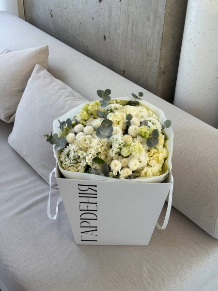 Букет з білих ранункулюсів, гортензії та хризантем у білому пакуванні