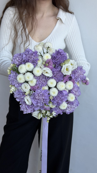 Букет з бузкових гвоздик, білих хризантем та еустоми