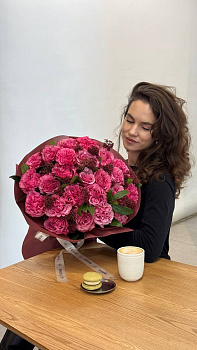 Букет з рожевих півонієподібних троянд та скімії у бордовому пакуванні